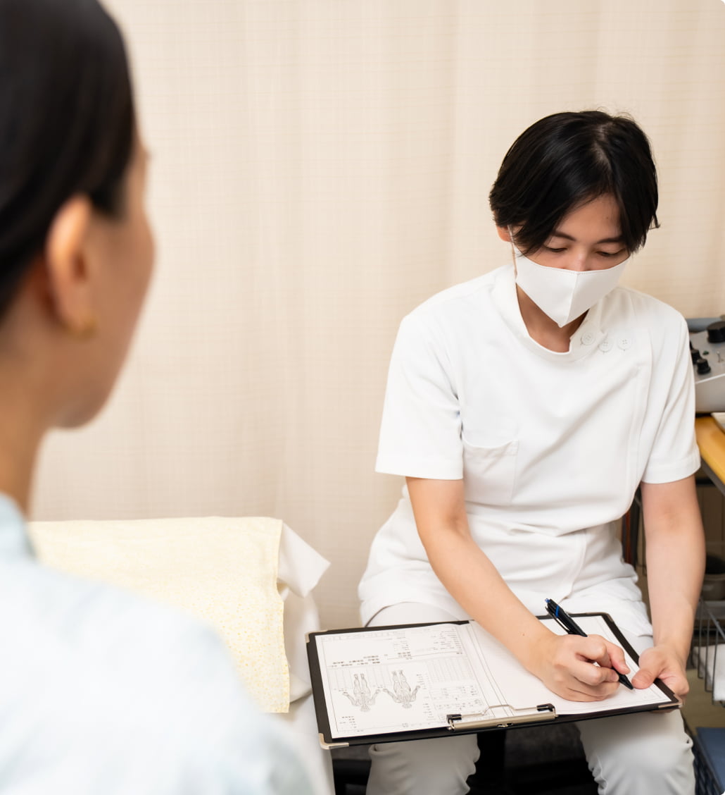 患者様に施術をしている様子