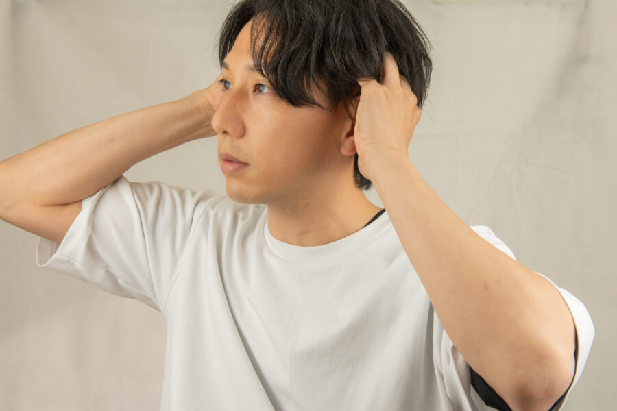 耳鳴りヘッドケアをする男性患者様