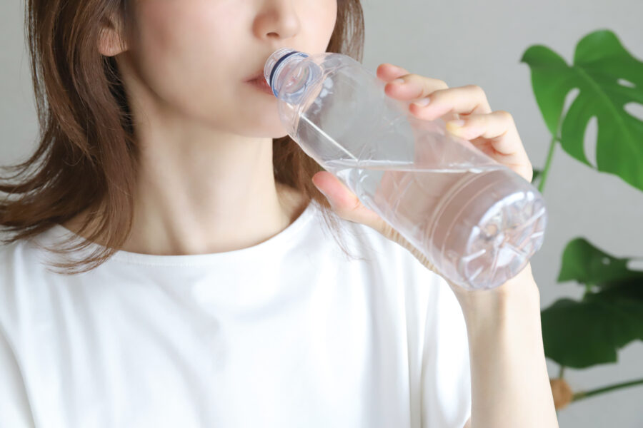 水を飲む女性