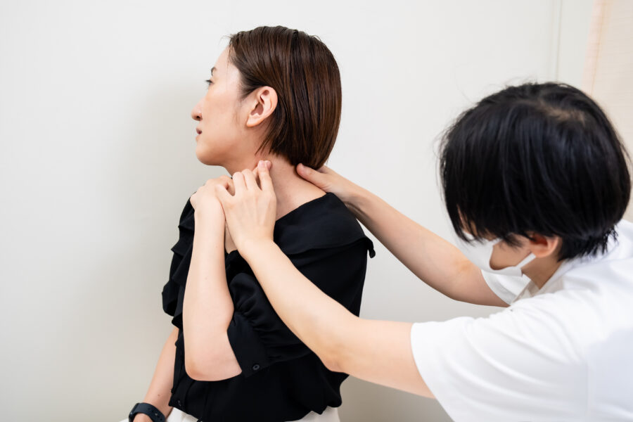 V字筋ケアの方法を教えてもらっている患者様